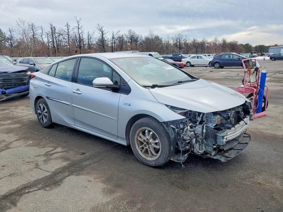 Photo 4 from auction – 2017 TOYOTA PRIUS PRIME with VIN JTDKARFP9H3005738