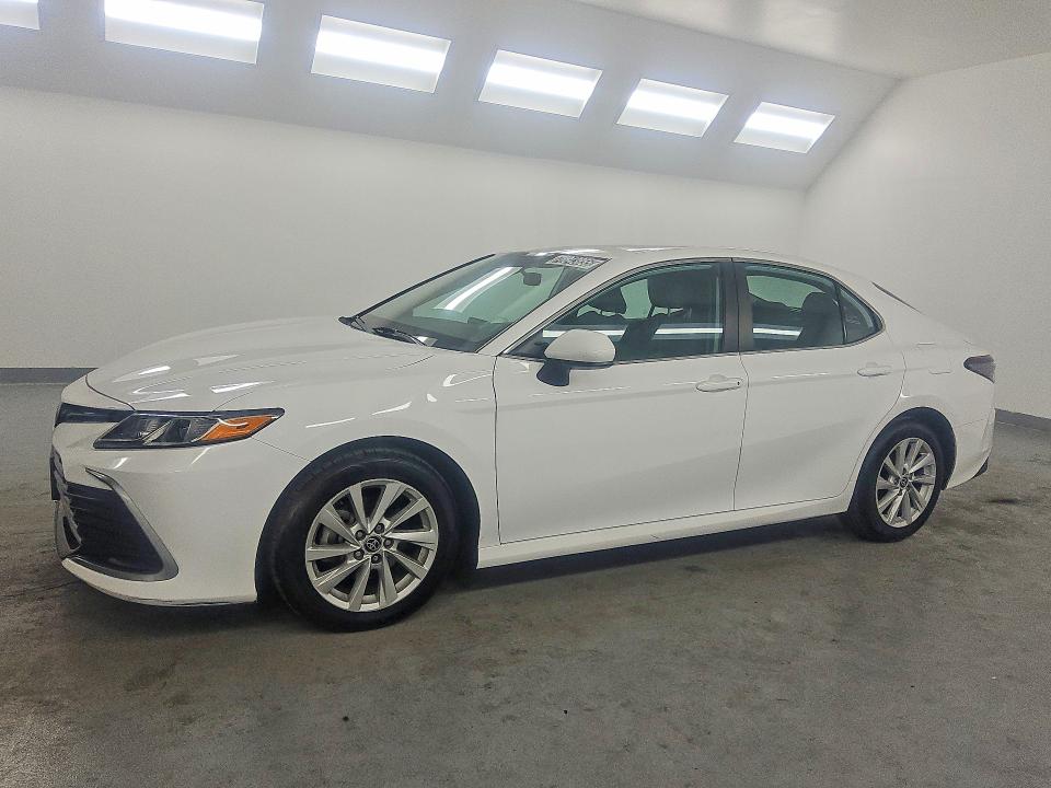 TOYOTA CAMRY 2022 с VIN 4T1C11AK0NU636901 - Снимка от търг
