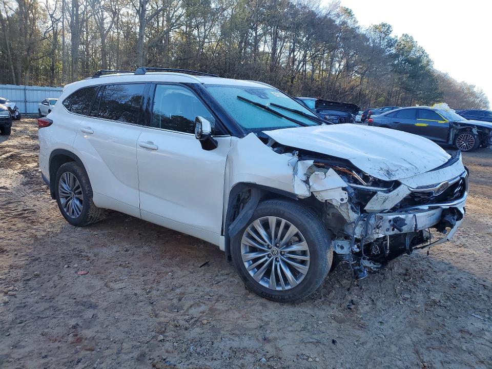 Photo 4 from auction – 2021 TOYOTA HIGHLANDER with VIN 5TDFZRBH4MS075651