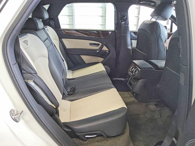 Photo 10 from auction – 2017 BENTLY BENTAYGA with VIN SJAAC2ZV8HC015170