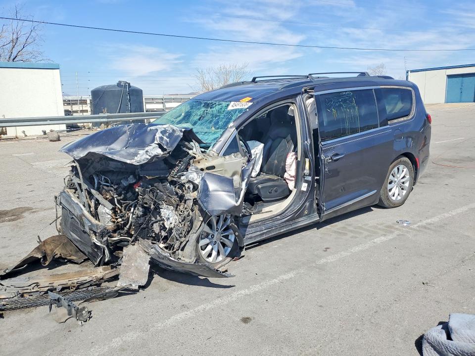 CHRYSLER PACIFICA 2017 with VIN 2C4RC1BG5HR642665 - Photo from auction