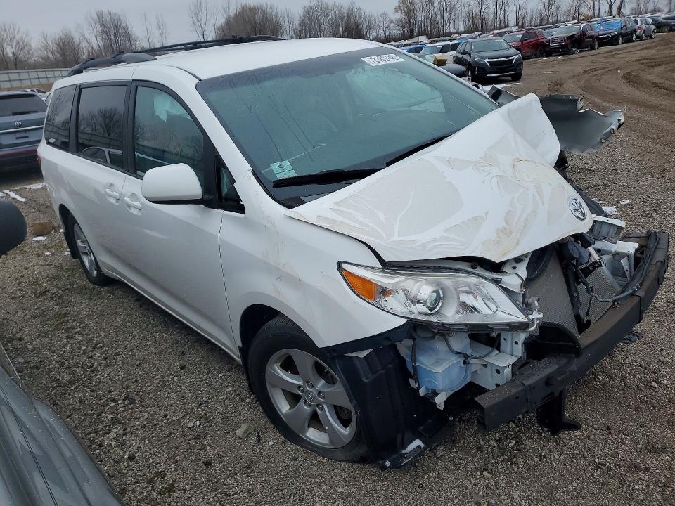 Photo 4 from auction – 2017 TOYOTA SIENNA with VIN 5TDKZ3DC2HS852105