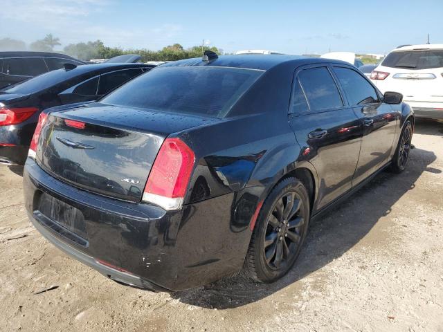 Photo 3 from auction – 2018 CHRYSLER 300 LIMITE with VIN 2C3CCAKG1JH165335