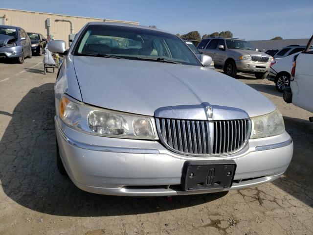 Photo 5 from auction – 2002 LINCOLN TOWN CAR with VIN 1LNHM83W52Y658323