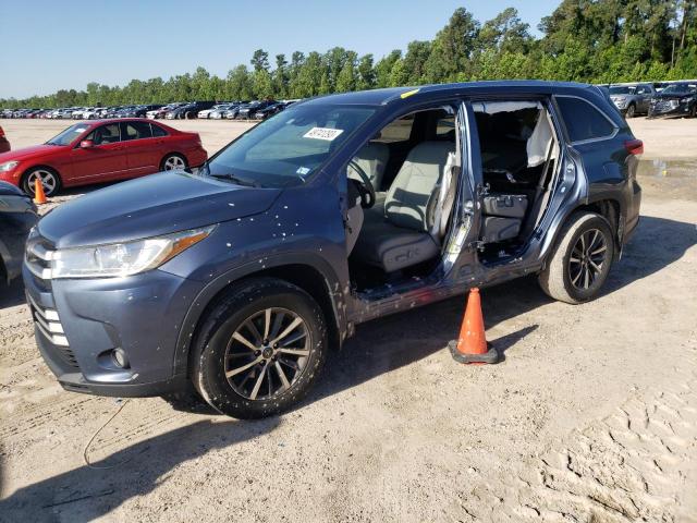 TOYOTA HIGHLANDER 2018 with VIN 5TDKZRFH9JS238721 - Photo from auction