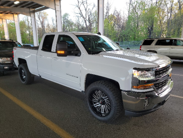CHEVROLET SILVERADO 2018 with VIN 1GCVKREC4JZ169040 - Photo from auction
