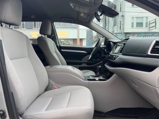 Фото 5 с аукциона – 2018 TOYOTA HIGHLANDER с VIN 5TDBZRFH4JS889867