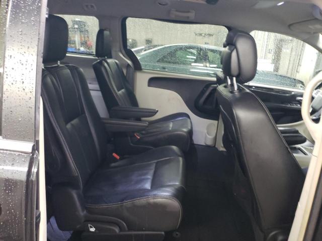 Photo 11 from auction – 2015 CHRYSLER TOWN & COU with VIN 2C4RC1BG3FR571379