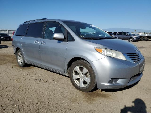 Photo 4 from auction – 2017 TOYOTA SIENNA LE with VIN 5TDKZ3DC6HS825814
