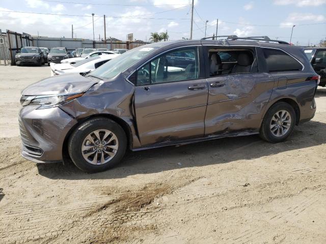 TOYOTA SIENNA LE 2022 with VIN 5TDKRKEC0NS095273 - Photo from auction