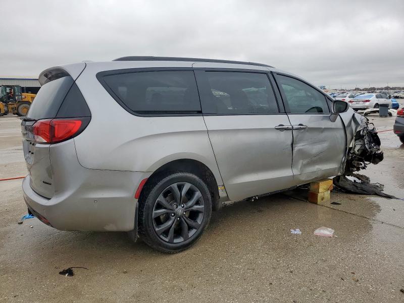 Photo 3 from auction – 2019 CHRYSLER PACIFICA L with VIN 2C4RC1GG7KR541692