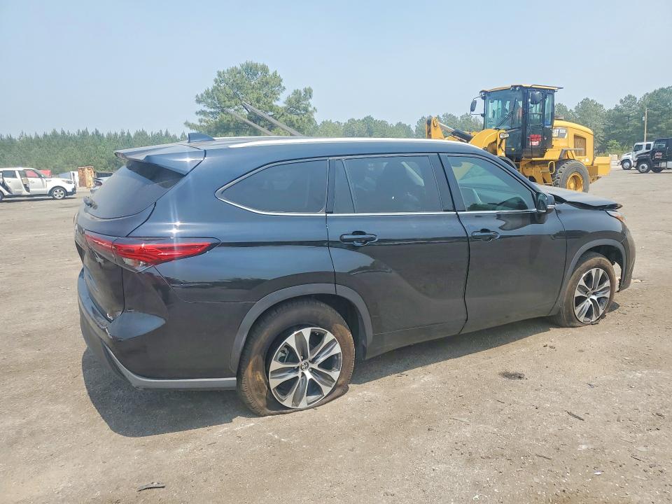 Photo 3 from auction – 2022 TOYOTA HIGHLANDER with VIN 5TDHZRAH4NS107199