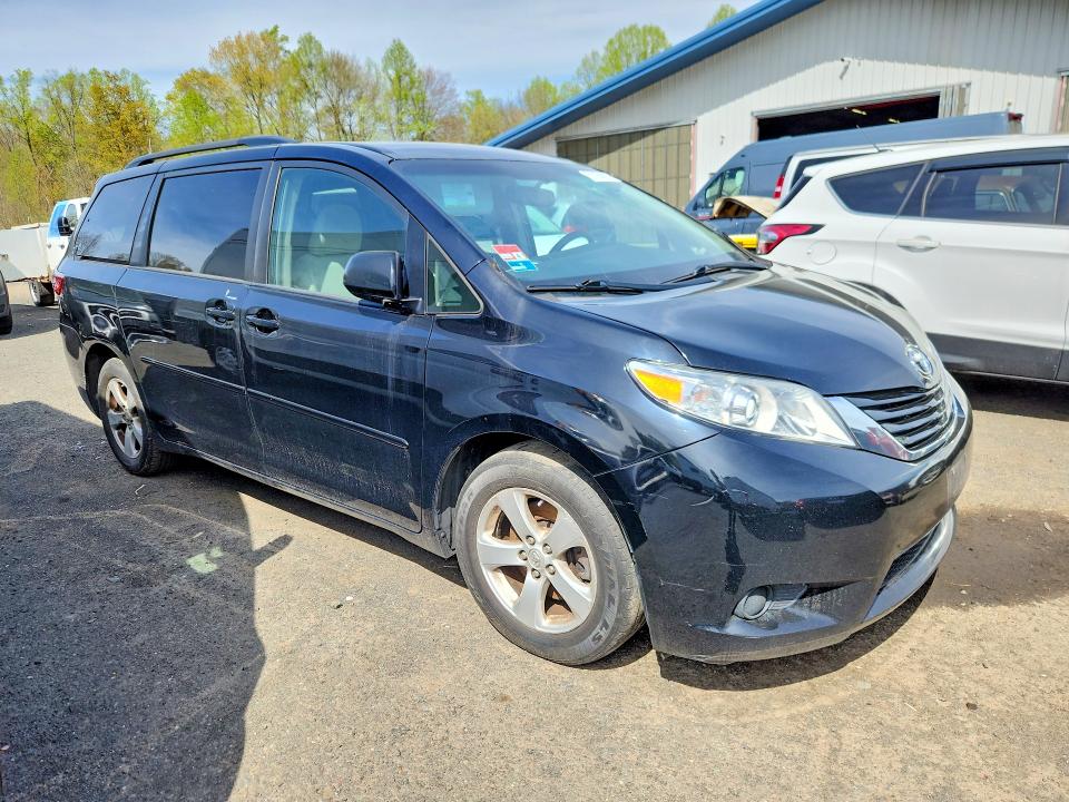 Photo 4 from auction – 2017 TOYOTA SIENNA with VIN 5TDKZ3DCXHS816680