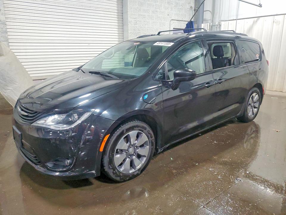 CHRYSLER PACIFICA 2018 with VIN 2C4RC1L70JR340625 - Photo from auction