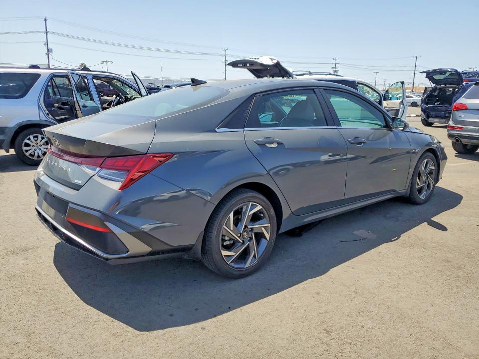 Снимка 3 от търг – 2024 HYUNDAI ELANTRA с VIN KMHLN4DJ1RU099731