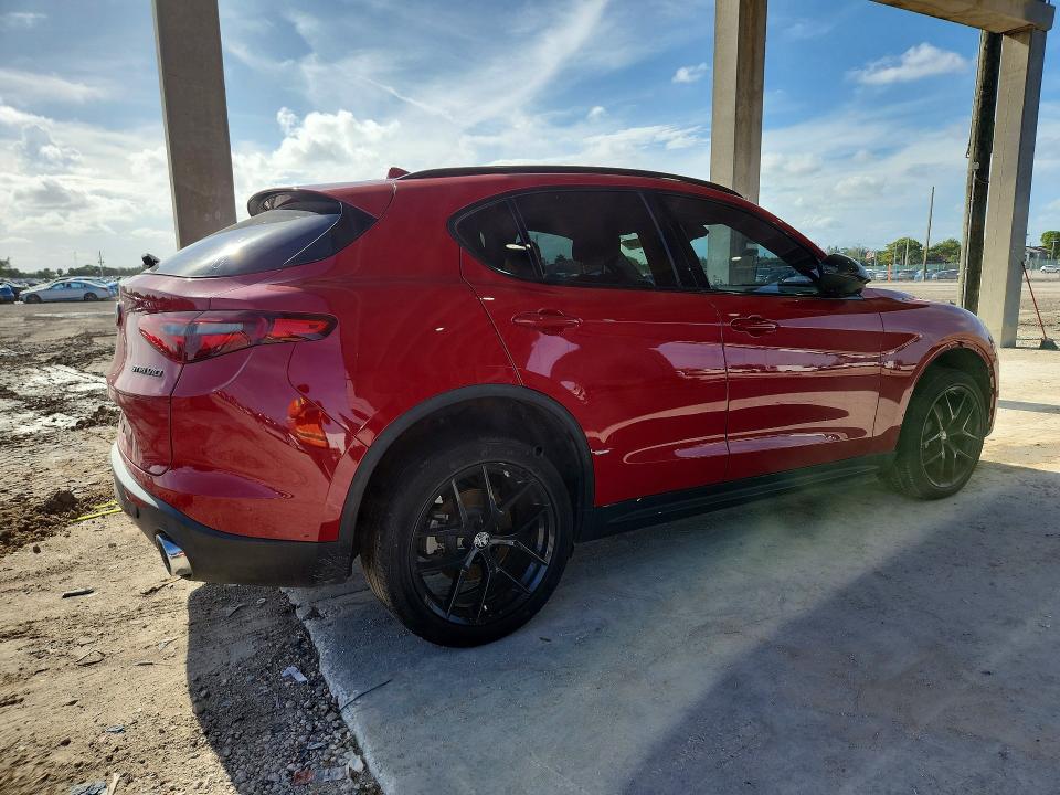 Photo 3 from auction – 2021 ALFA ROMEO STELVIO with VIN ZASPAJAN8M7C99804