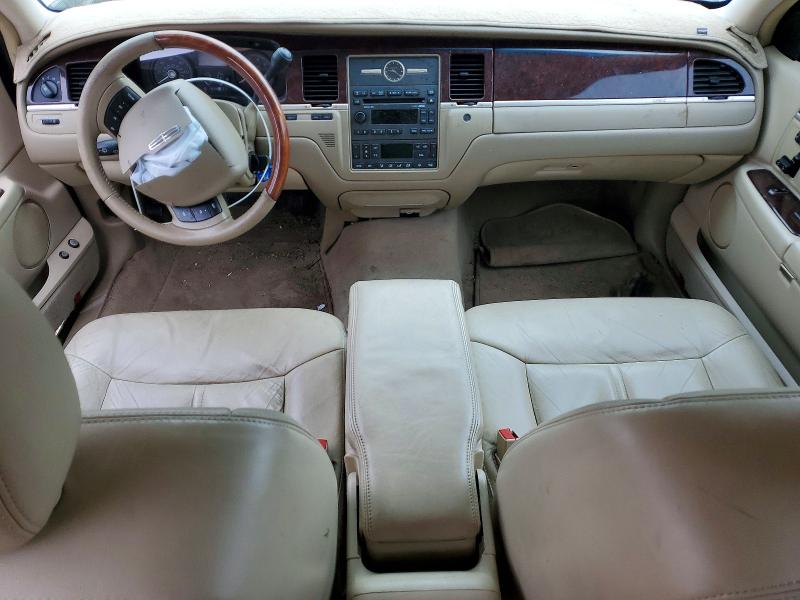 Photo 8 from auction – 2008 LINCOLN TOWN CAR with VIN 2LNHM82W18X652268