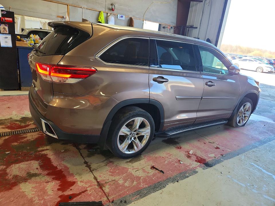 Photo 3 from auction – 2018 TOYOTA HIGHLANDER with VIN 5TDYZRFH7JS249565