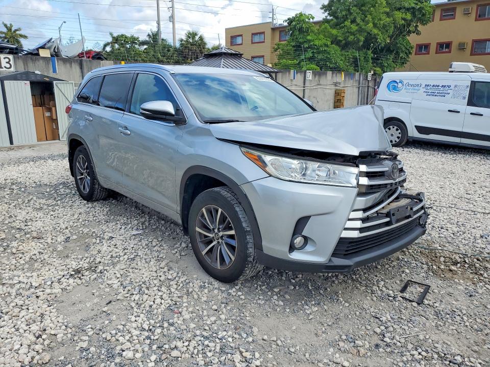 Photo 4 from auction – 2017 TOYOTA HIGHLANDER with VIN 5TDJZRFHXHS522686