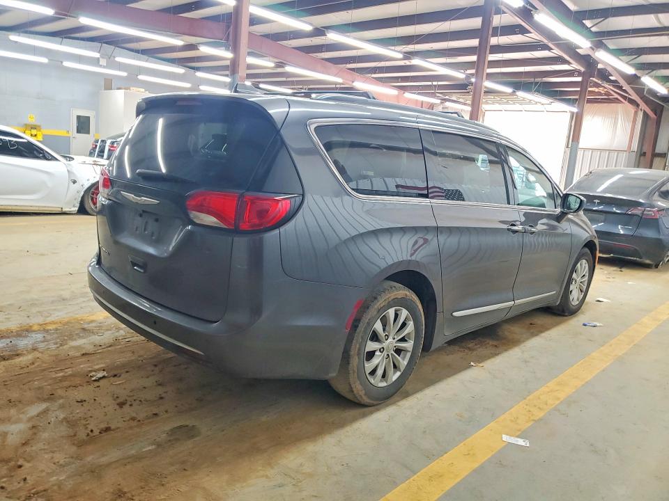 Photo 3 from auction – 2017 CHRYSLER PACIFICA with VIN 2C4RC1BG6HR734299