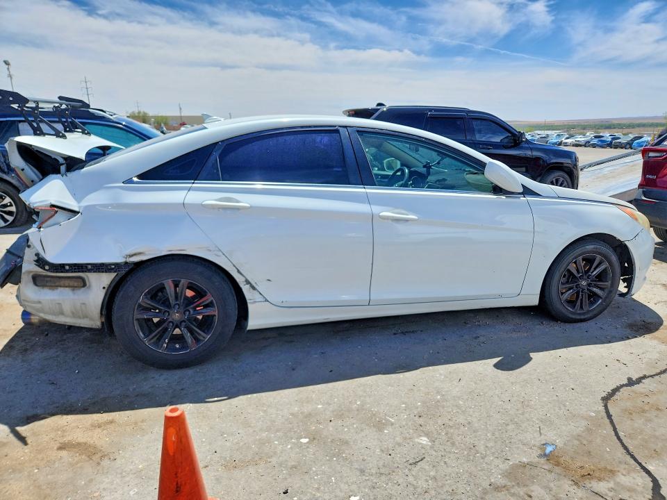 Photo 3 from auction – 2011 HYUNDAI SONATA with VIN 5NPEB4AC5BH157187