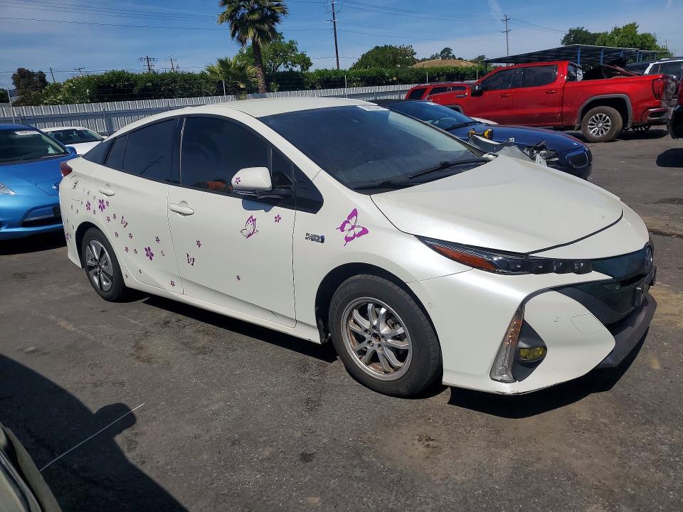 Photo 4 from auction – 2017 TOYOTA PRIUS PRIME with VIN JTDKARFP5H3060879
