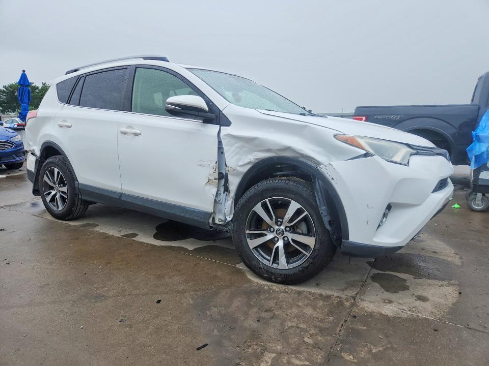 Photo 4 from auction – 2017 TOYOTA RAV4 with VIN JTMRFREV1HD198381