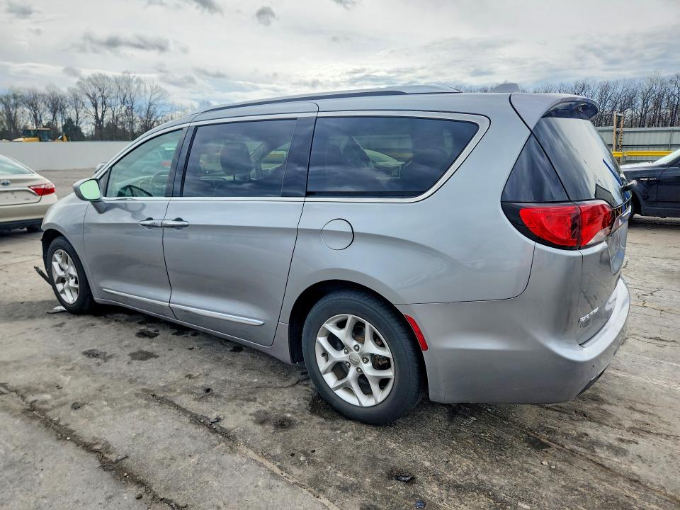 Photo 2 from auction – 2018 CHRYSLER PACIFICA with VIN 2C4RC1EG0JR330299