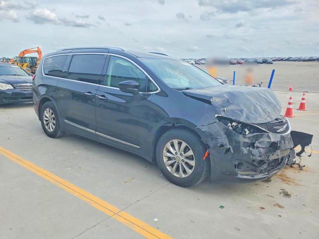Photo 4 from auction – 2018 CHRYSLER PACIFICA with VIN 2C4RC1BG0JR120127