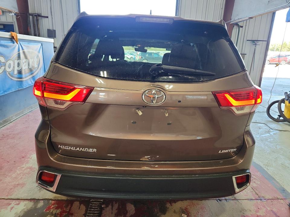 Photo 6 from auction – 2018 TOYOTA HIGHLANDER with VIN 5TDYZRFH7JS249565