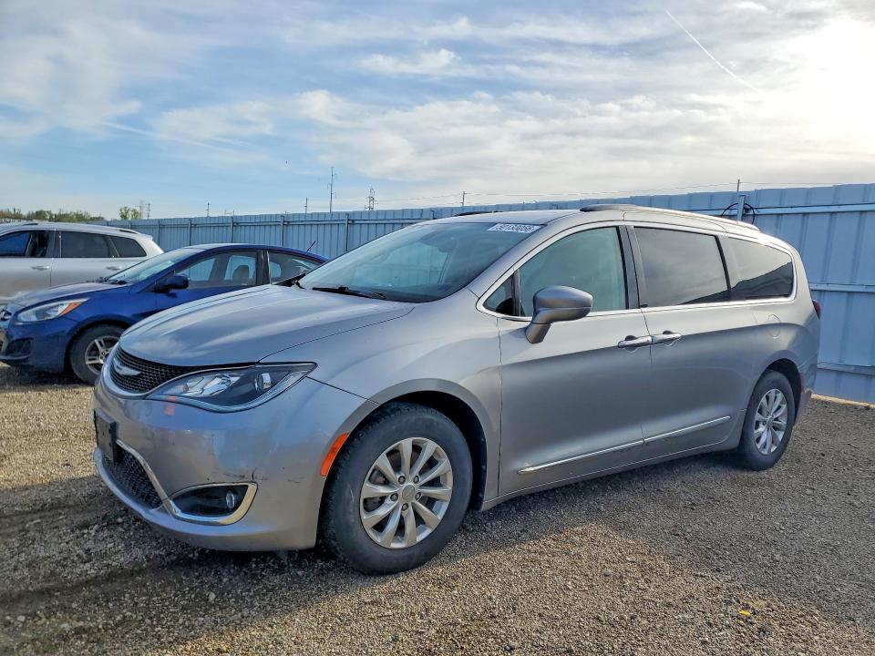 CHRYSLER PACIFICA 2017 with VIN 2C4RC1BG2HR770670 - Photo from auction