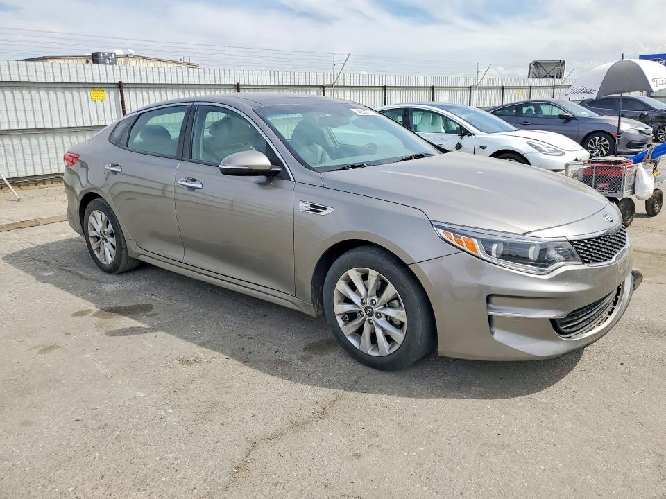 Photo 4 from auction – 2016 KIA OPTIMA with VIN 5XXGU4L30GG072681