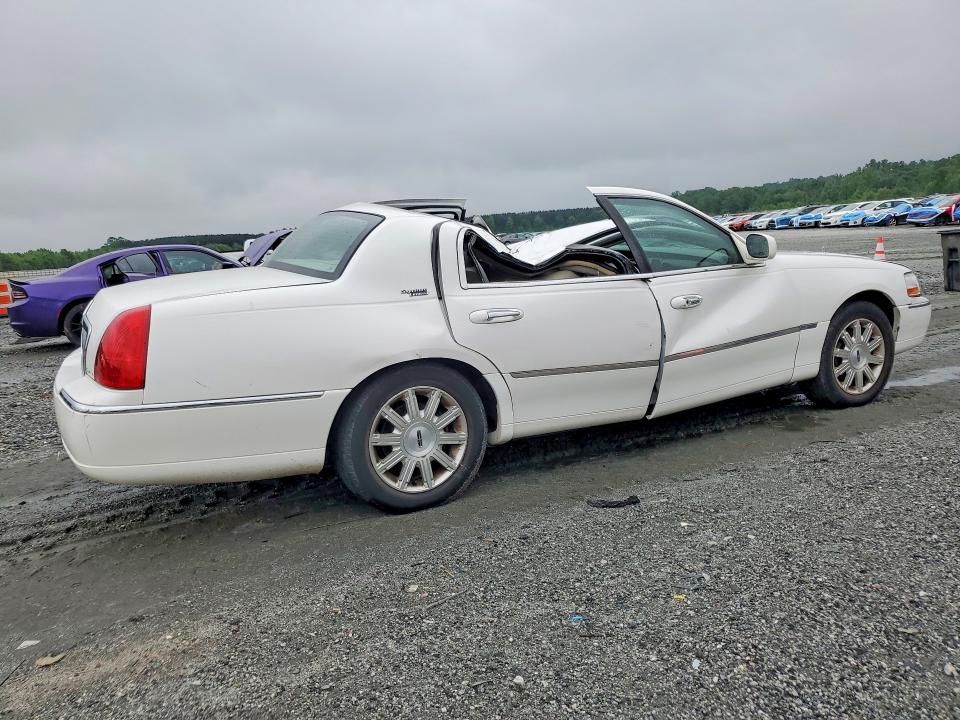 Photo 3 from auction – 2009 LINCOLN TOWN CAR with VIN 2LNHM82V49X618785