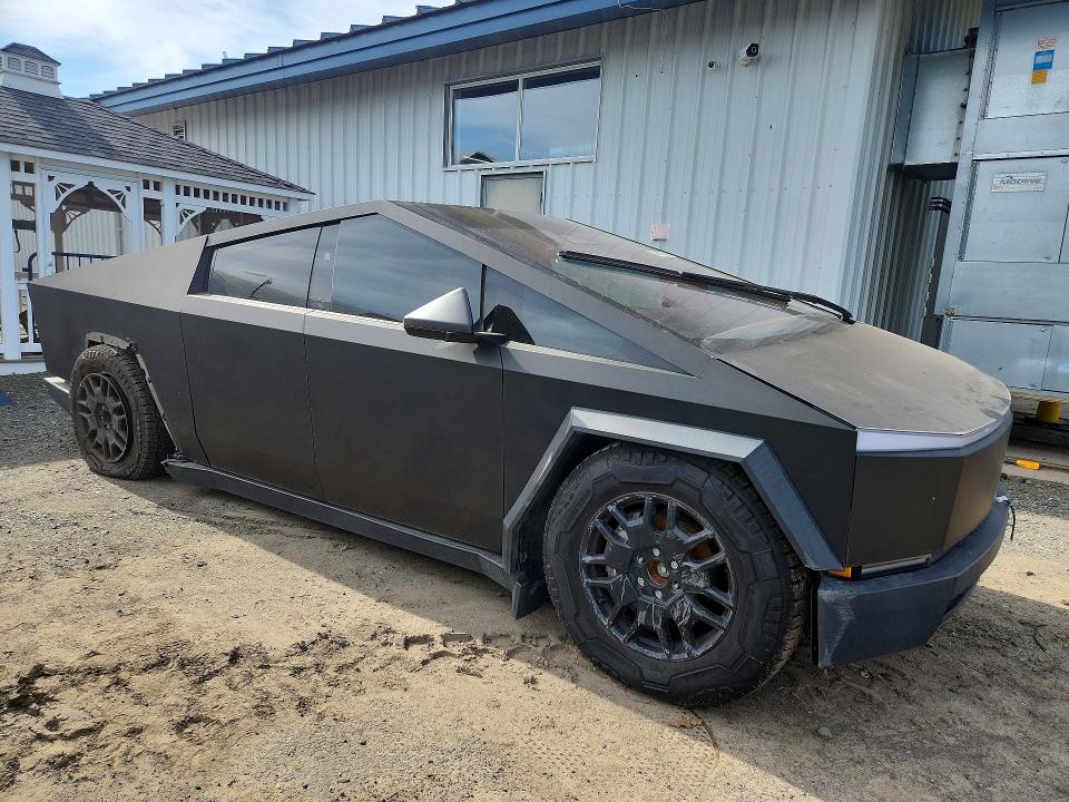 Photo 4 from auction – 2024 TESLA CYBERTRUCK with VIN 7G2CEHED1RA001322