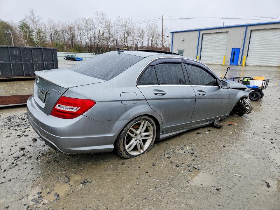 Снимка 3 от търг – 2014 MERCEDES-BENZ C с VIN WDDGF8AB5ER311217