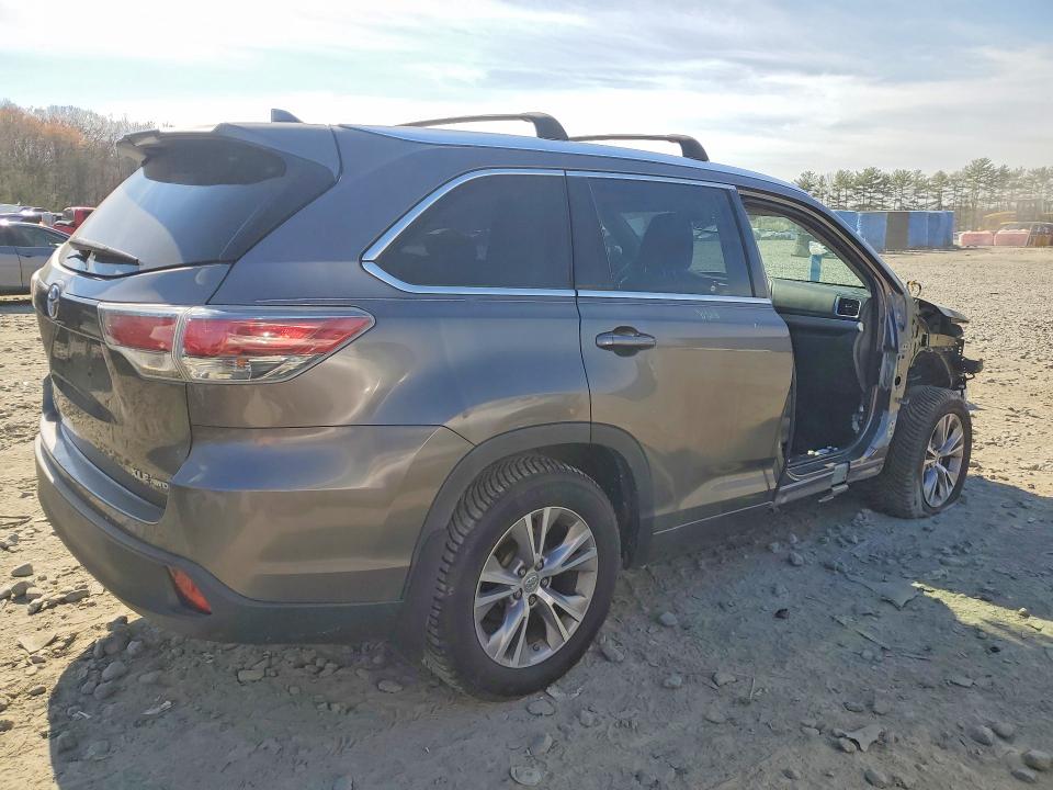 Foto 3 de la subasta – 2015 TOYOTA HIGHLANDER con VIN 5TDJKRFH4FS157536