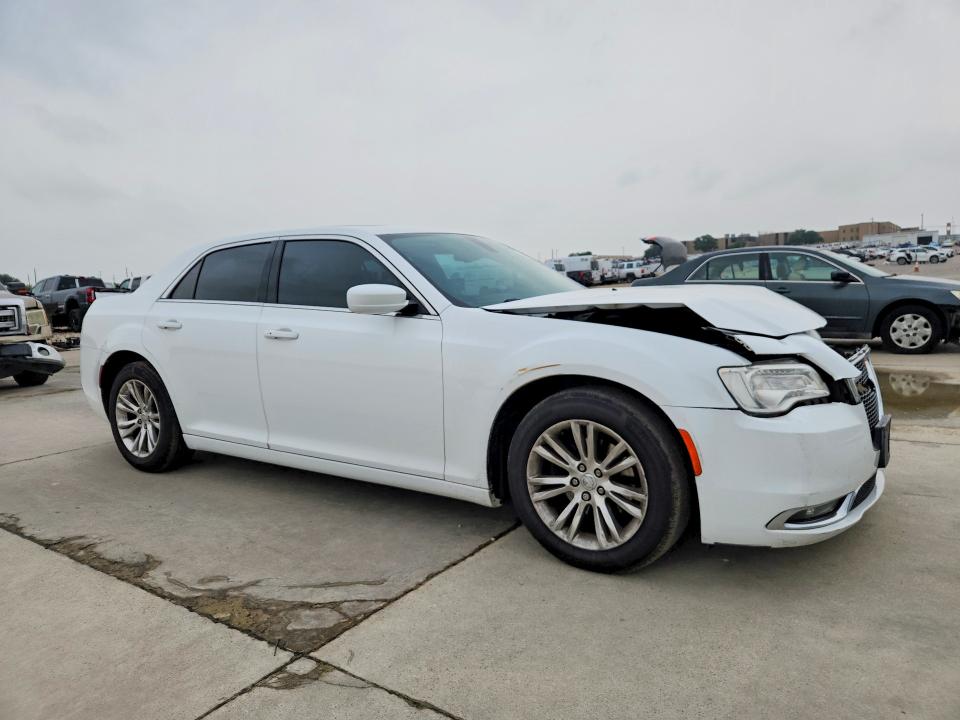 Photo 4 from auction – 2016 CHRYSLER 300 with VIN 2C3CCAAG5GH311049