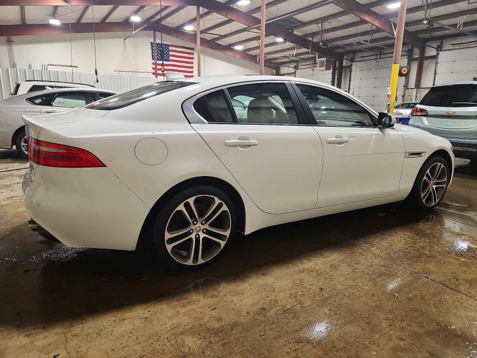 Foto 3 de la subasta – 2017 JAGUAR XE con VIN SAJAJ4BV6HA971822
