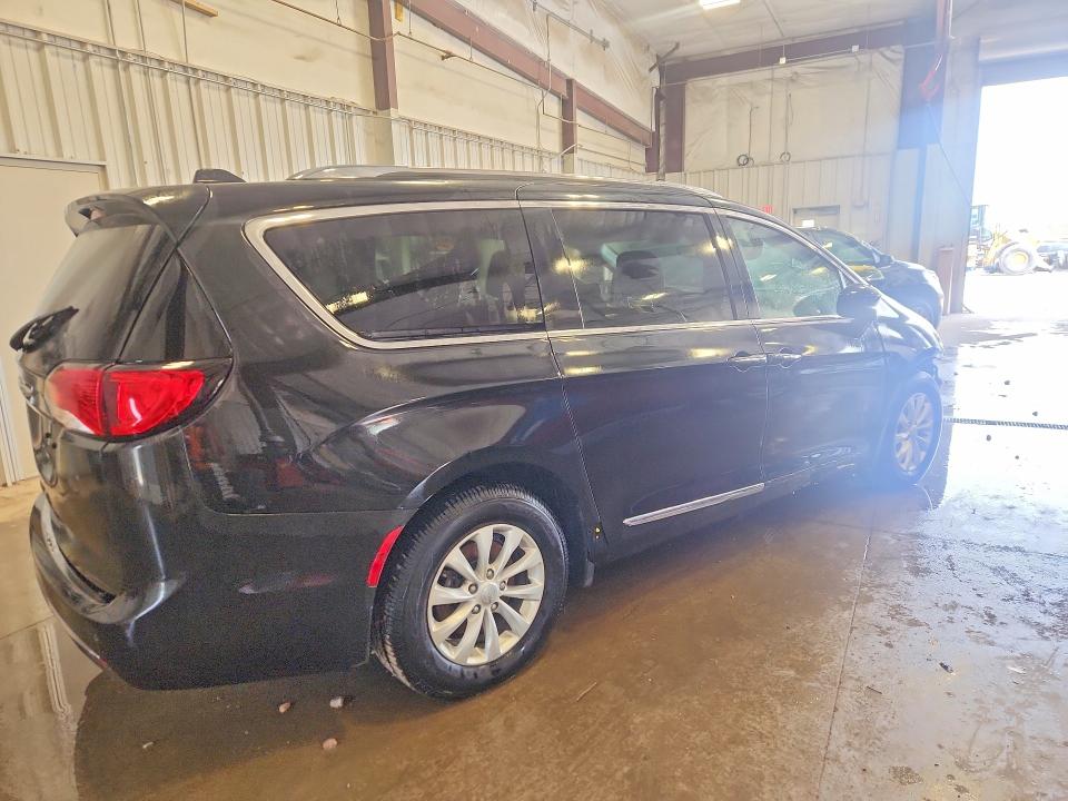 Photo 3 from auction – 2019 CHRYSLER PACIFICA with VIN 2C4RC1BGXKR624962