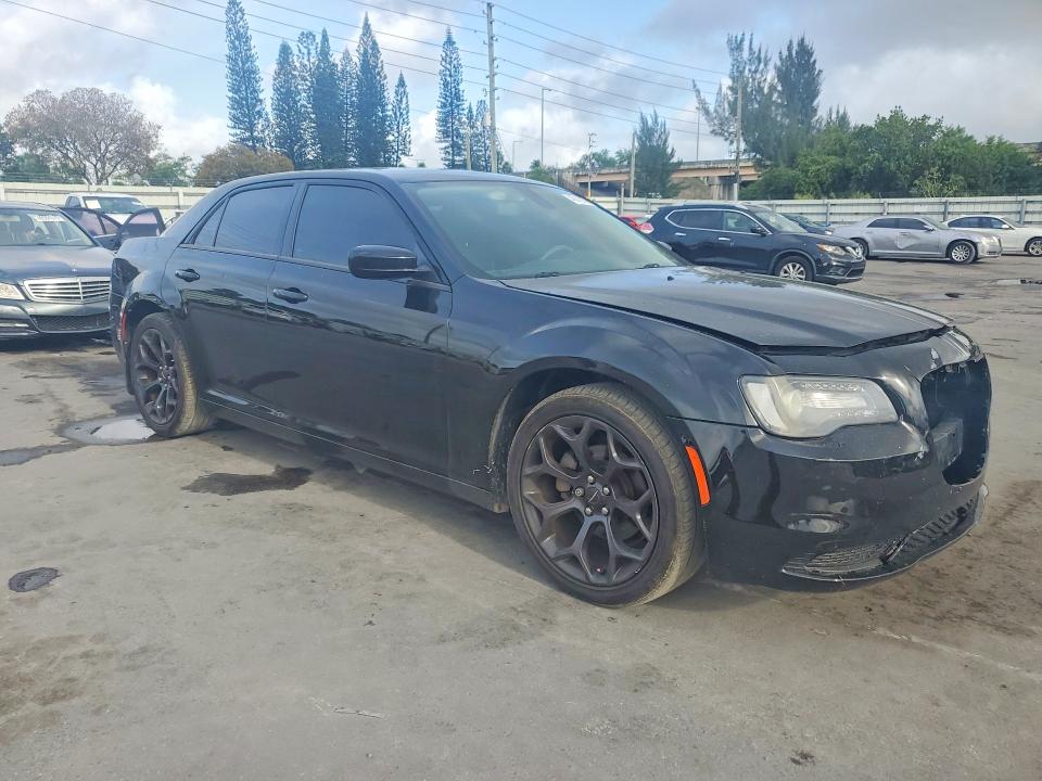 Photo 4 from auction – 2019 CHRYSLER 300 with VIN 2C3CCAAGXKH582441