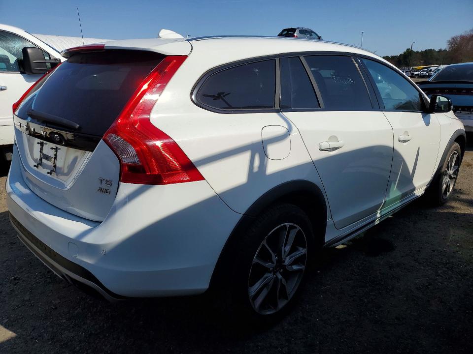 Photo 3 from auction – 2015 VOLVO V60 CROSS COUNTRY with VIN YV4612HK1F1000646