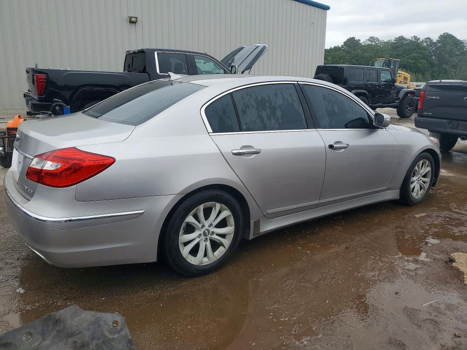 Photo 3 from auction – 2013 HYUNDAI GENESIS with VIN KMHGC4DD8DU247416