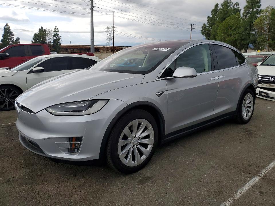 TESLA MODEL X 2018 مع رقم تعريف المركبة 5YJXCBE29JF115372 - صورة من المزاد