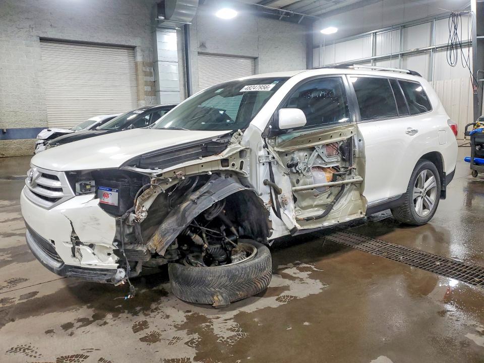 TOYOTA HIGHLANDER 2013 مع رقم تعريف المركبة 5TDYK3EH3DS139569 - صورة من المزاد