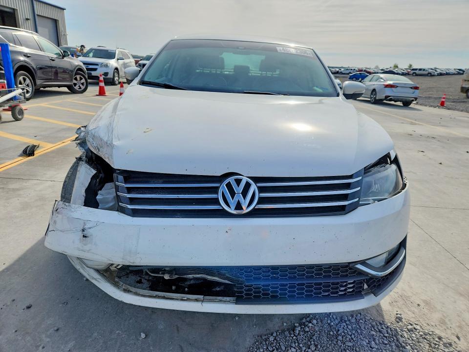 Снимка 5 от търг – 2015 VOLKSWAGEN PASSAT с VIN 1VWAS7A33FC114143