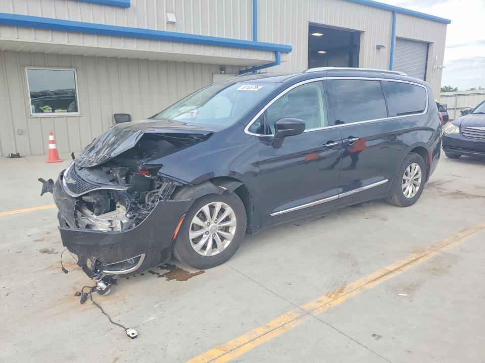 CHRYSLER PACIFICA 2018 with VIN 2C4RC1BG0JR120127 - Photo from auction