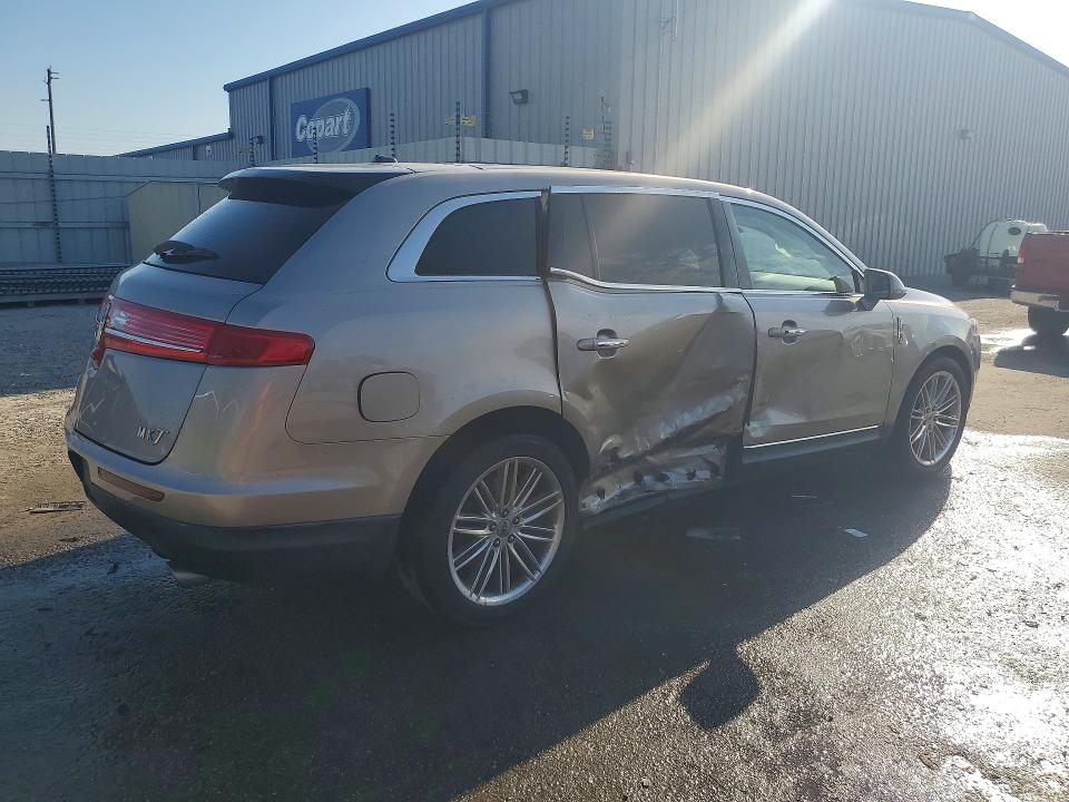 Photo 3 from auction – 2019 LINCOLN MKT with VIN 2LMHJ5AT8KBL02319
