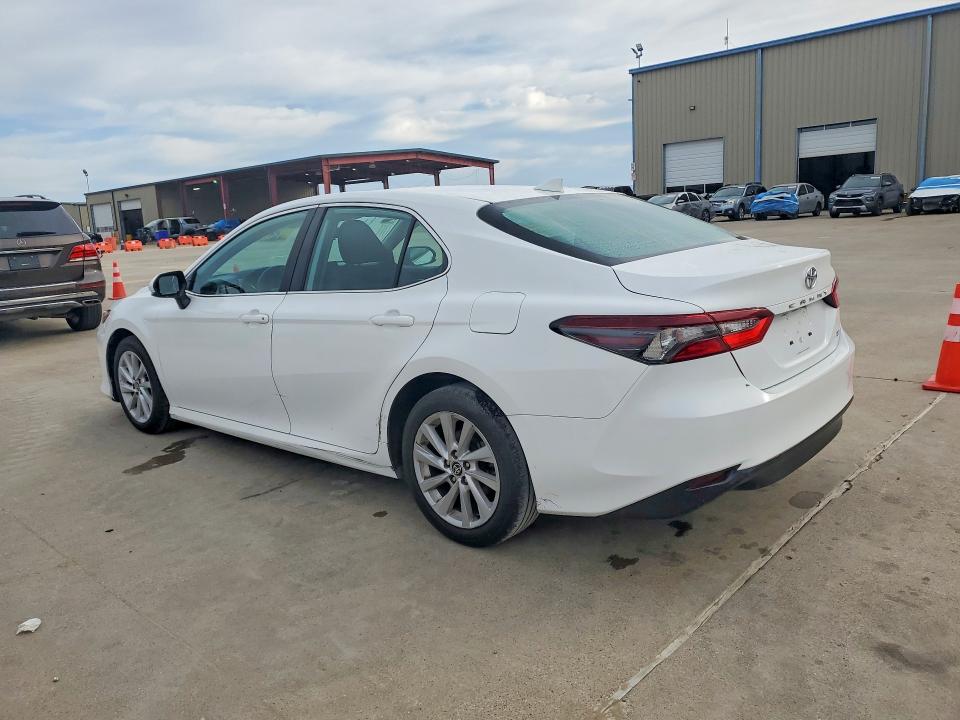 Photo 2 from auction – 2022 TOYOTA CAMRY with VIN 4T1C11AK0NU633044