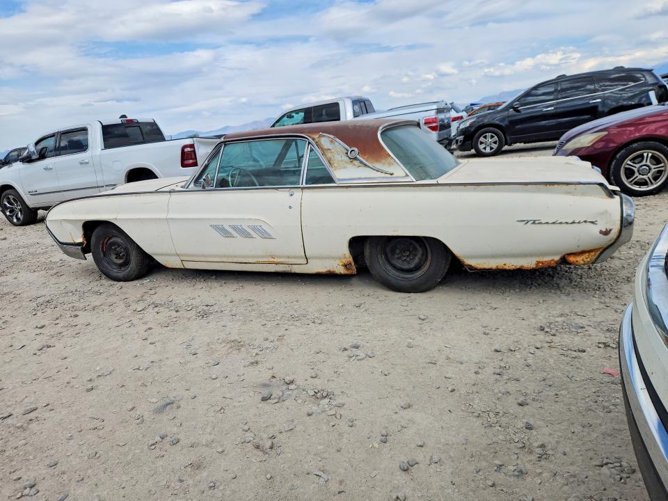 Photo 2 from auction – 1962 FORD THUNDERBIRD with VIN 3Y87Z155998