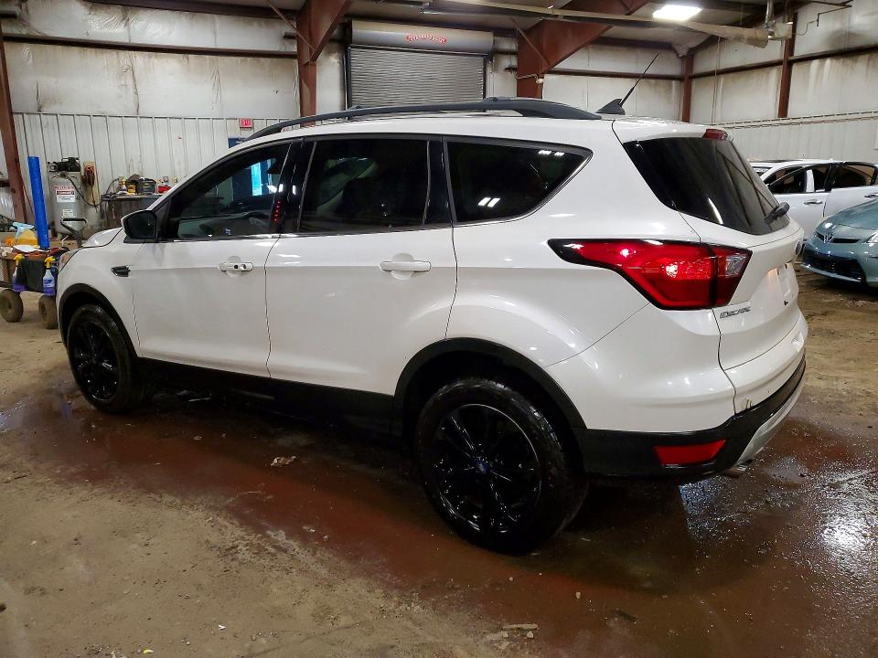 Photo 2 from auction – 2019 FORD ESCAPE with VIN 1FMCU0HD1KUB63210